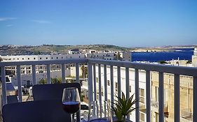 Spacious 3 Bedroom Central Located With Sea Views